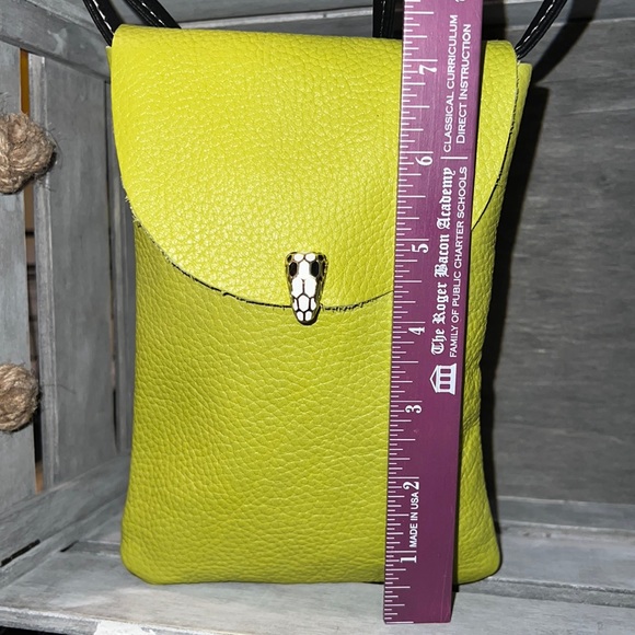 👜 Green CHIC Pebble Leather Designer Bag Snakehead Snap Closure. - Picture 8 of 15